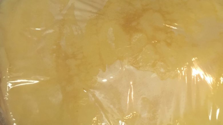 榴莲千层,全部饼皮制作完,摆平整,封上保鲜膜,放冰箱冷藏定型。