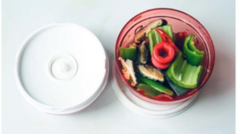 百味感恩饼,将辣椒、蘑菇用旋风切剁器切成丁，<a style='color:red;display:inline-block;' href='/shicai/ 425'>香肠</a>切片，<a style='color:red;display:inline-block;' href='/shicai/ 3250'>葱</a>，姜，蒜切末。
