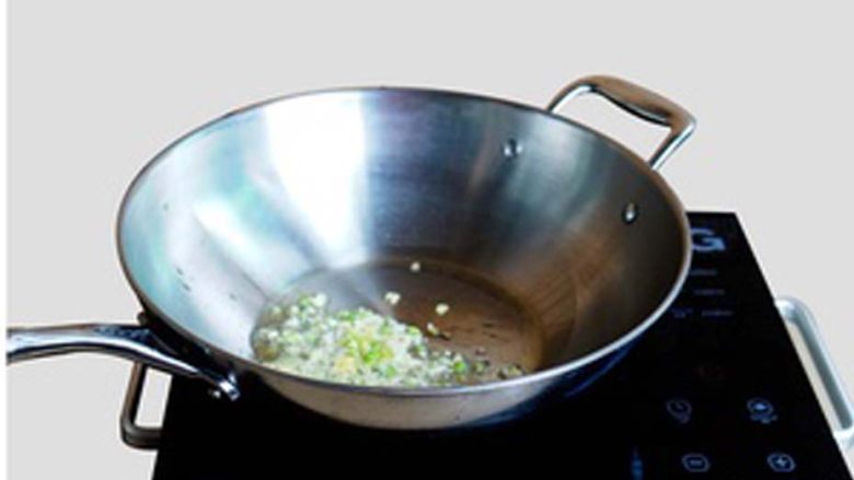 百味感恩饼,炒锅中放入<a style='color:red;display:inline-block;' href='/shicai/ 406'>猪油</a>煸香葱，姜，蒜。