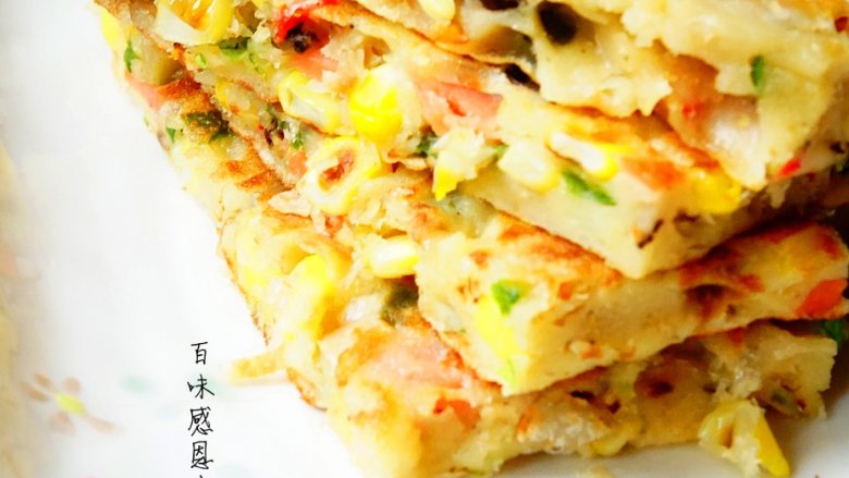 百味感恩饼,另起锅入油，油温五成热时将拌好的面糊倒入，烙至两面微黄即可。