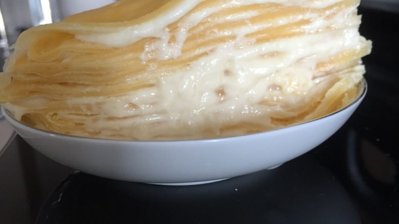 榴莲千层,做好了,由于馅料充足所以有些外溢,但口感绝对好。