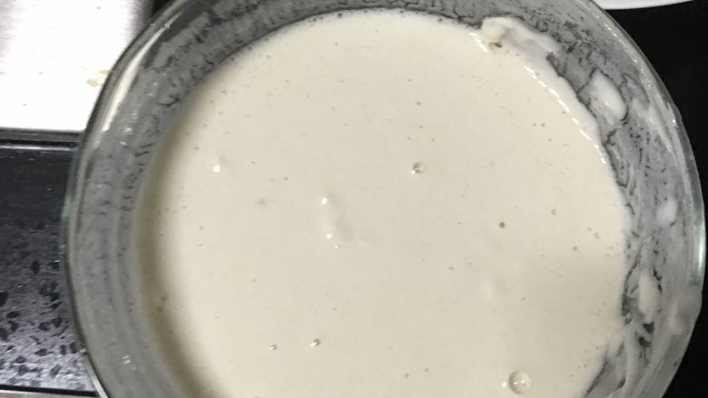 糯米鸡,调好面粉糊,不可以太稀,要不挂不上浆,油烧开以后赶快把捏成团的糯米鸡裹浆下锅炸。大火炸二分钟改中火。