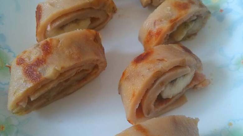 蕉心卷饼,再切成块就可以吃了