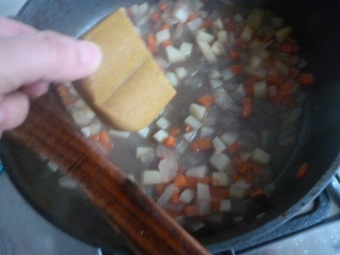 萌萌哒~~~萌小熊咖喱饭,关火加入好梦多咖喱块，用锅铲搅拌至咖喱块融化，这时可以看到咖喱汁已经变得浓稠了。