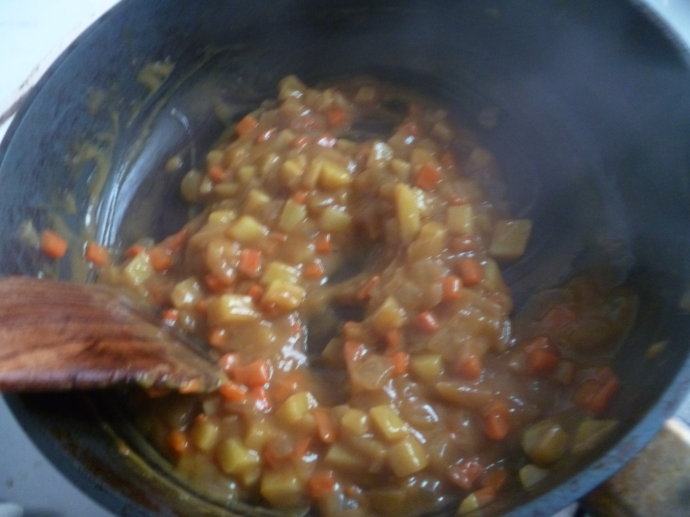 萌萌哒~~~萌小熊咖喱饭,开小火，加入肥牛后继续加热2～3分钟即可。