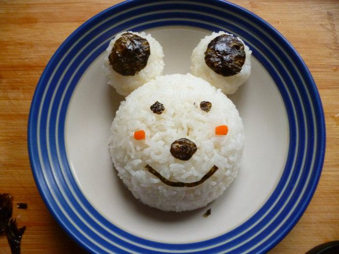 萌萌哒~~~萌小熊咖喱饭,把咖喱码放在小熊的外圈最后用汆过水的<a style='color:red;display:inline-block;' href='/shicai/ 119'>西兰花</a>点缀在最外圈，萌萌哒的小熊咖喱饭完工了～～