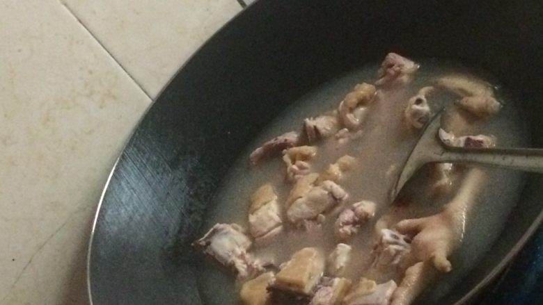 炖,土鸡,锅里加入水,烧开后加入鸡块,煮开后,去掉浮尘,过一下清水。
