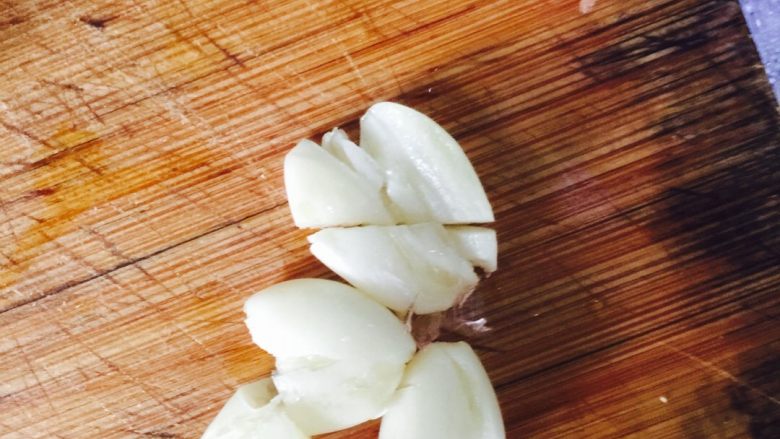 豆角土豆焖面,蒜切碎