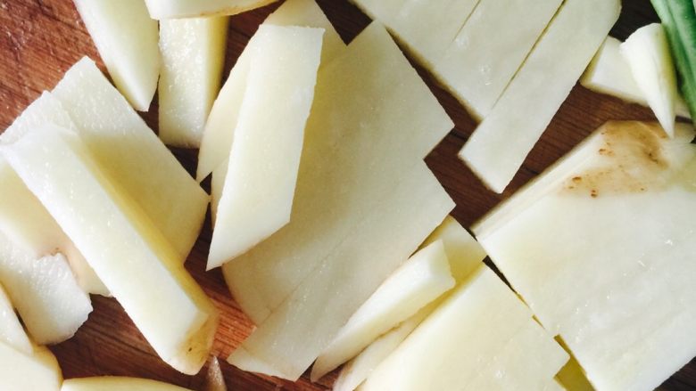 豆角土豆焖面,<a style='color:red;display:inline-block;' href='/shicai/ 23'>土豆</a>切粗条