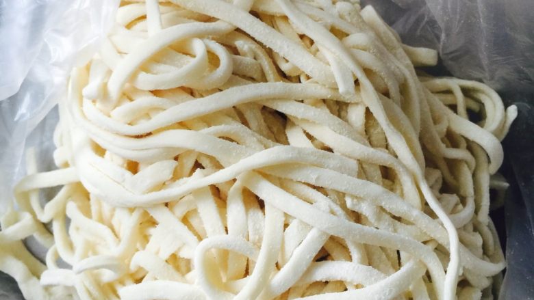 豆角土豆焖面,准备一斤新鲜<a style='color:red;display:inline-block;' href='/shicai/ 526'>面条</a>