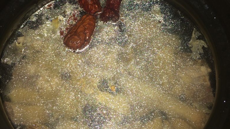 炖,土鸡,过了一下青水的鸡肉,放在砂锅里,加入煲汤料,加多一些水,煲上一个小时