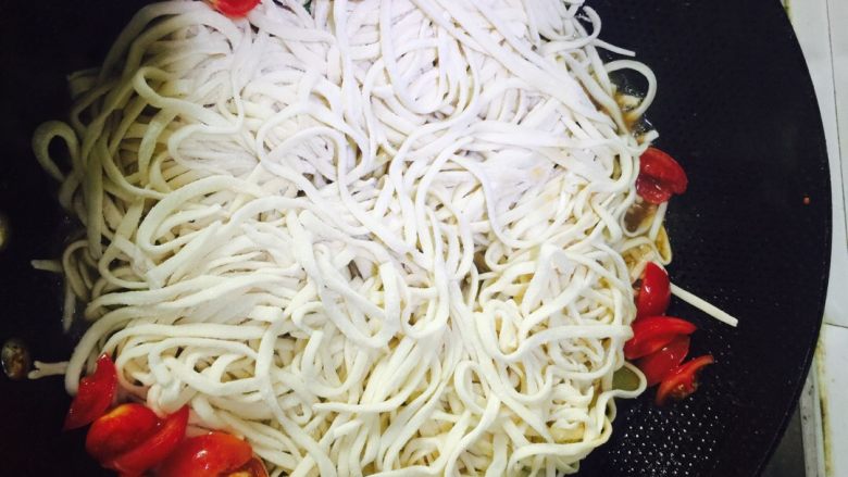 豆角土豆焖面,翻炒两三次菜之后加入半碗水不要没过菜 面条均匀撒在上面