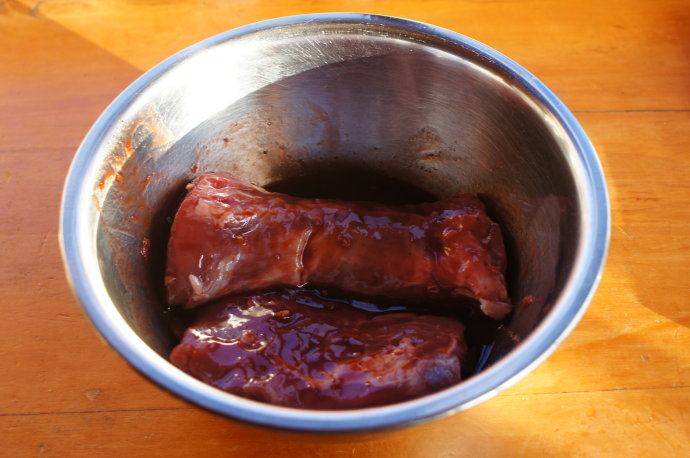 梅酱蜜汁叉烧--Plum Sauce and Honey Cha Siu,擦干猪肉表面水分,倒入2/3的酱汁,腌制4小时以上,最好放到冰箱腌制一个晚上