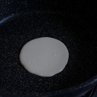 香蕉核桃松饼,6. 取不沾锅,加入一小勺面糊,轻晃小锅让糊流动成圆形