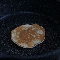 香蕉核桃松饼,8. 把面饼翻个,煎熟另一面