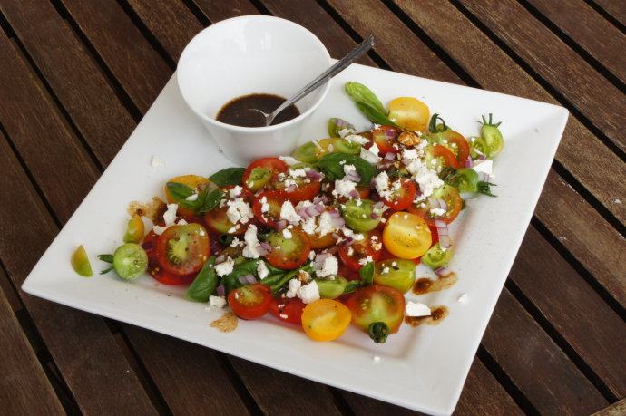 番茄沙拉——Mixed Tomato salad ,将番茄,罗勒,洋葱碎和奶酪摆盘