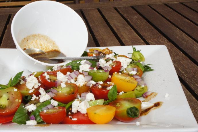 番茄沙拉——Mixed Tomato salad ,淋上酱汁，大功告成。夏天清爽开胃的沙拉。