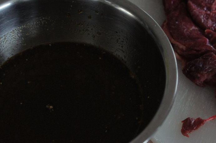 八珍盛宴:过年少不了的零食风味牛肉干 ,混合所有腌制材料