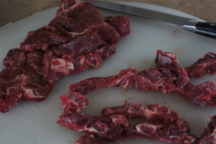 八珍盛宴:过年少不了的零食风味牛肉干 ,牛肉用厨房纸擦干水分,切成1-1.5厘米厚牛肉条