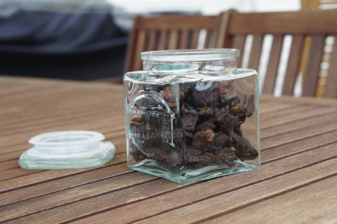 八珍盛宴:过年少不了的零食风味牛肉干 ,放入玻璃罐,不要盖上盖子保存。冬天在室温下放在阴凉干燥的地方可以保存1个星期,现在夏天就装入保鲜盒放冰箱可以保存6个星期。