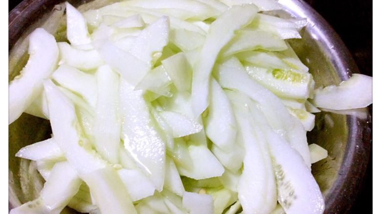 紫苏牛肉炒白瓜,白瓜洗净去皮去囊,切片。