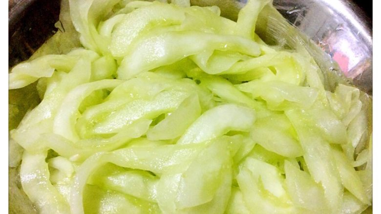 紫苏牛肉炒白瓜,放少许盐落白瓜片上,然后用手揸,就有水出来的,把瓜水去掉,待用。用盐腌过的白瓜特爽甜