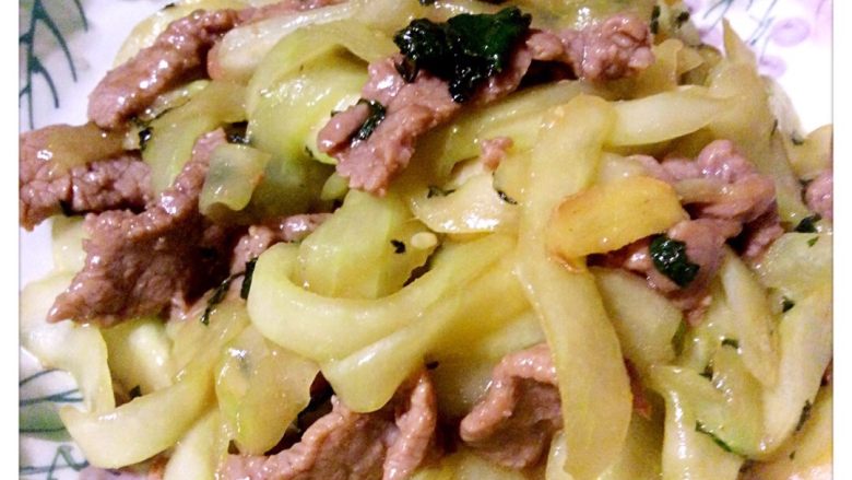 紫苏牛肉炒白瓜,热锅落油,先将牛肉泡一下,七成熟捞起,然后放姜片蒜片紫苏爆香,放白瓜,推一下,放一点糖,再推几下盖上盖,揭盖放牛肉,炒两下,放茨汁(酱油、麻油、生粉),上碟。