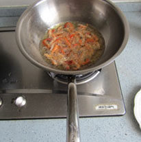 肥美小炒——香爆小河虾,锅中入油,把虾的水分沥干,虾倒入油中炸约1分钟捞出备用。