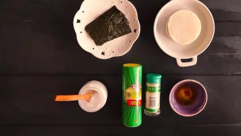 芝士海苔饼,准备材料,将海苔片切成小条。