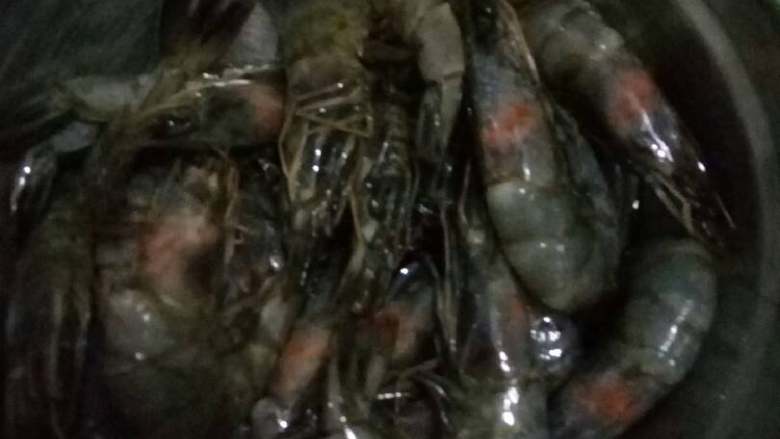 油焖大虾,把虾线去掉，用<a style='color:red;display:inline-block;' href='/shicai/ 718'>料酒</a>跟<a style='color:red;display:inline-block;' href='/shicai/ 788'>生抽</a>先腌制十五分钟，热锅起油，放入<a style='color:red;display:inline-block;' href='/shicai/ 700'>花椒</a>，炸出<a style='color:red;display:inline-block;' href='/shicai/ 700'>花椒</a>香，捞出，放入<a style='color:red;display:inline-block;' href='/shicai/ 1663'>青虾</a>，炒出，放入<a style='color:red;display:inline-block;' href='/shicai/ 3729'>白糖</a>，放置小火，翻炒，直至虾熟即可