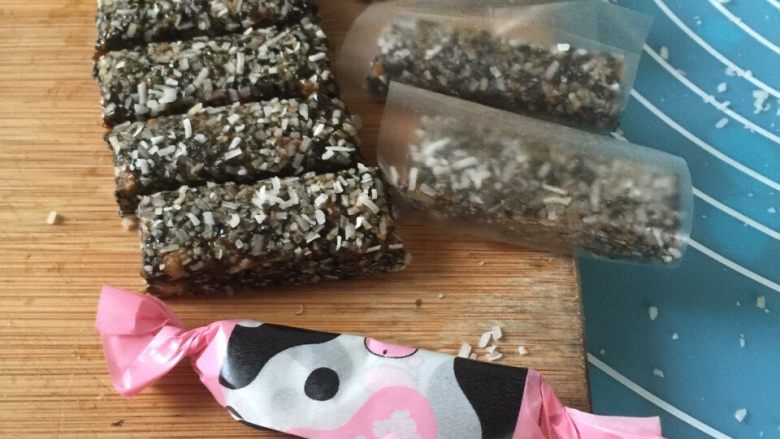 美容补血∽桂圆黑芝麻糖,先包层糯米纸,再用糖纸包