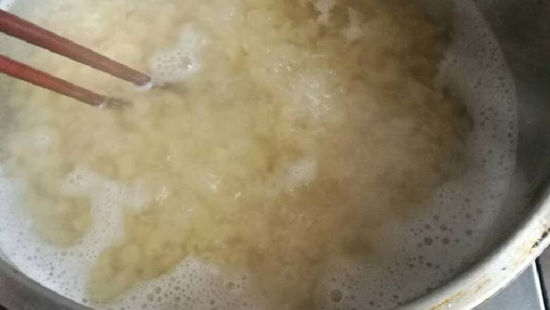 意式番茄蘑菇通心粉,把通心粉在锅里煮开,第一次煮开后加冷水一碗继续煮,并用筷子搅拌防止粘锅底。