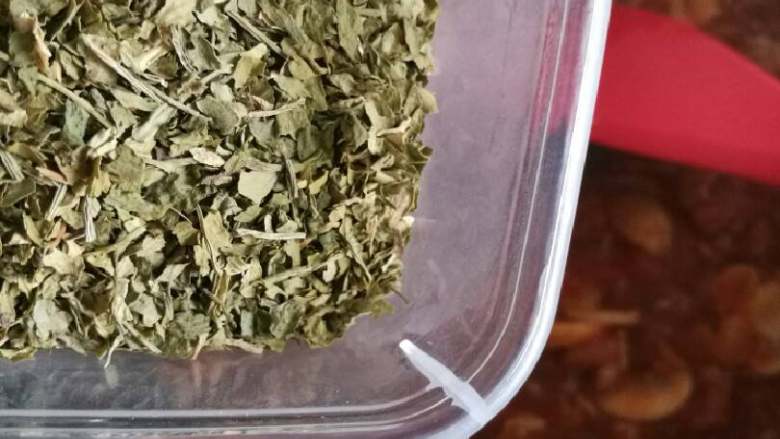 意式番茄蘑菇通心粉,加入欧芹碎