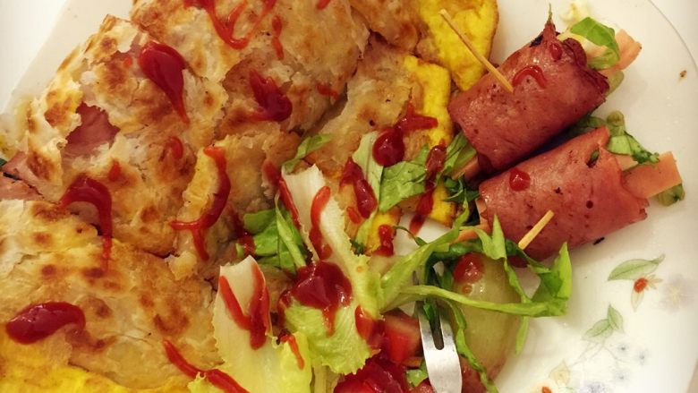 #高颜值早餐# 鸡蛋火腿手抓饼➕培根卷,<a style='color:red;display:inline-block;' href='/shicai/ 4071'>手抓饼</a>锅中小火煎，同时煎<a style='color:red;display:inline-block;' href='/shicai/ 443'>培根</a>肉，火腿切条一起煎，<a style='color:red;display:inline-block;' href='/shicai/ 59'>番茄</a>切丁