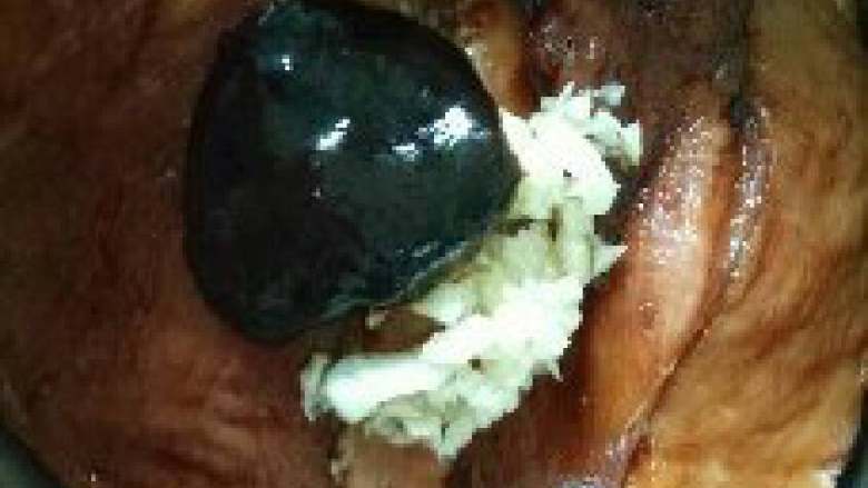 自制蜜汁叉烧(烤箱),2.
放进适量酱油、料酒、叉烧酱和蒜蓉腌制