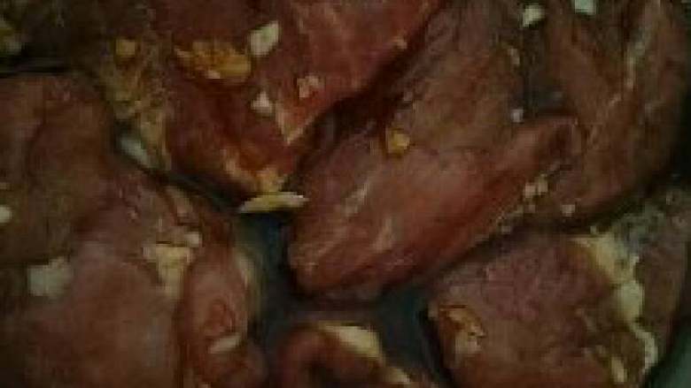 自制蜜汁叉烧(烤箱),.
用牙签在整块肉上扎满小孔,放进冰箱5小时以上,让调料汁充分渗进肉内。