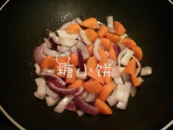 酥皮罗宋汤,起油锅,加入洋葱和胡萝卜块翻炒至洋葱微微变软