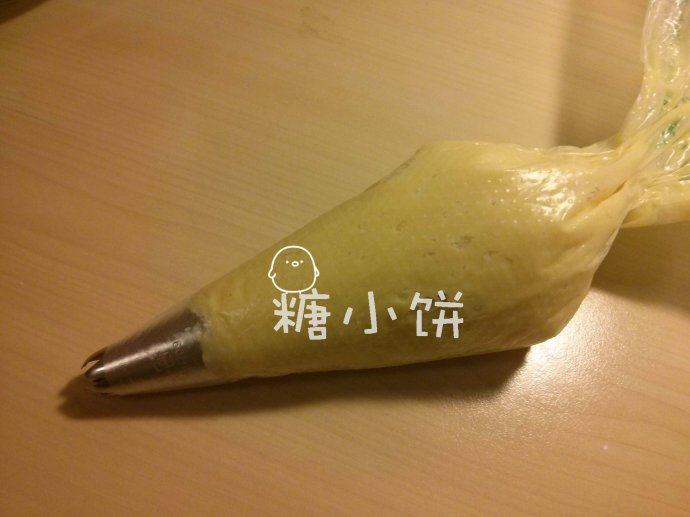 【无蛋淡奶油曲奇】,裱花袋剪个口子,塞入八齿裱花嘴,装入拌好的曲奇面团