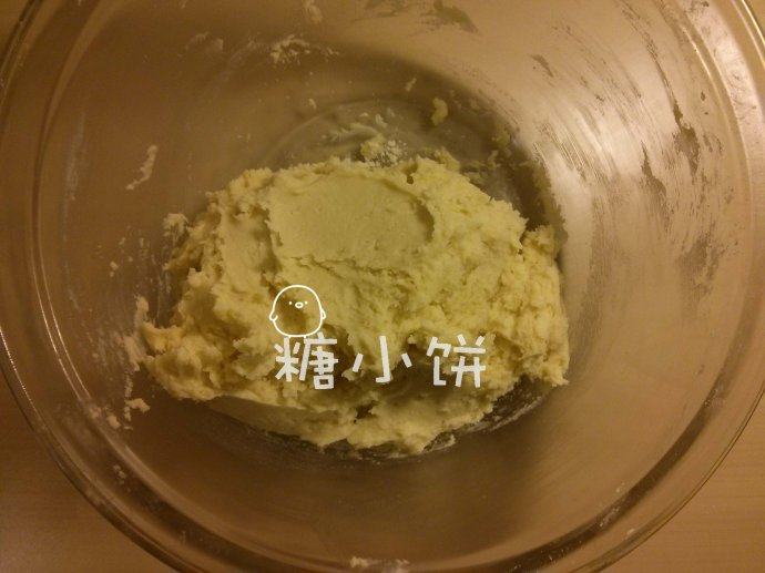 【无蛋淡奶油曲奇】,翻拌至无干粉就停手