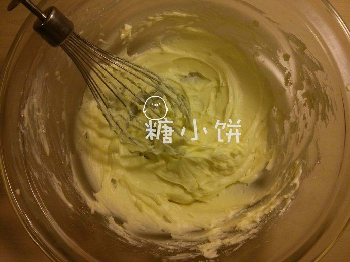 【无蛋淡奶油曲奇】,<a style='color:red;display:inline-block;' href='/shicai/ 887'>黄油</a>室温软化,加糖粉打发至颜色变浅体积变大呈蓬松羽毛状