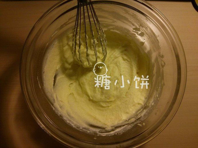 【无蛋淡奶油曲奇】,将回温到室温的淡奶油分次加入步骤1打发号的黄油中打匀