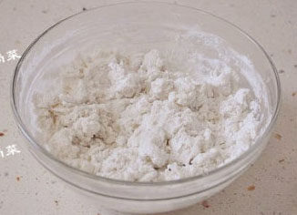 记住3招,分分钟吃上不腻的汤圆,糯米粉中,边加水边用筷子搅拌成大块的面絮,至碗内很少干粉了即可