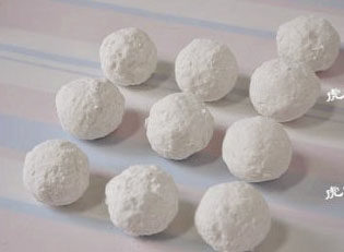 记住3招,分分钟吃上不腻的汤圆,皮用手按成薄片,然后将馅包起来即成黑芝麻汤圆。