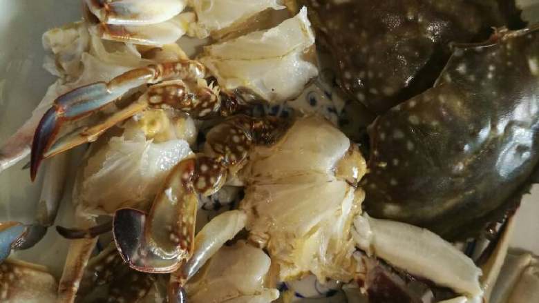 奶油烤蟹,把整个蟹肉切成4块,使其均匀熟透。