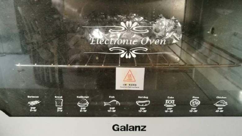 奶油烤蟹,烤箱预热220度后,放入螃蟹考18分钟。