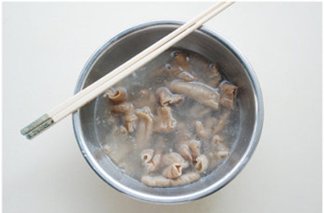 脆皮大肠,加入温水反复冲洗掉大肠表面和肠内的油脂;