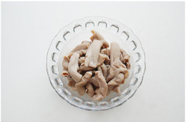 脆皮大肠,捞出大肠控水或用厨房纸擦净表面水分;