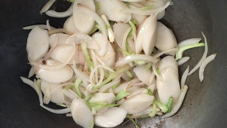 辣炒年糕,热锅冷油,倒入洋葱和蔬菜梗,稍作翻炒后放入年糕