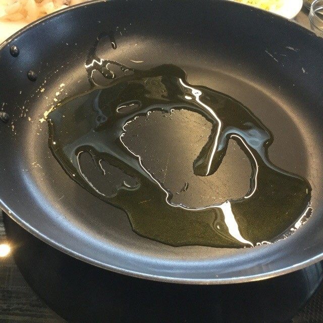西班牙莎莎酱配酿鱿鱼,热锅,倒入1汤匙的橄榄油,热油