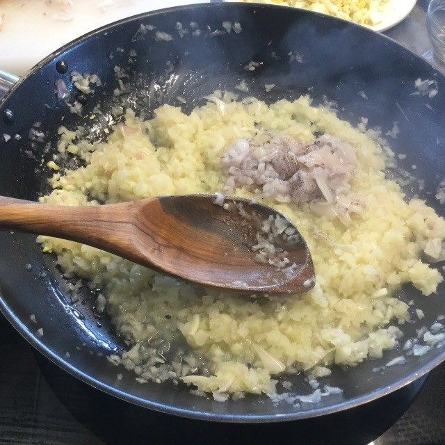 西班牙莎莎酱配酿鱿鱼,待洋葱煸香至半透明、金黄的状态,飘出香味时,倒入鱿鱼翻炒
